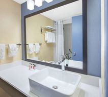 Days Inn & Suites Grand Rapids near Dtwn Room
