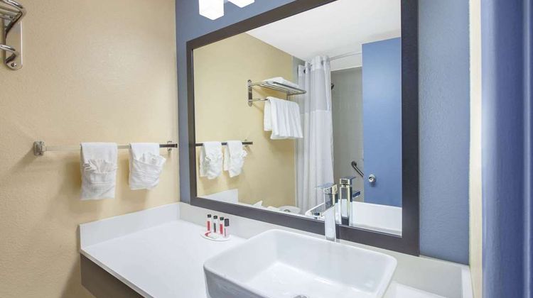 Days Inn & Suites Grand Rapids near Dtwn Room