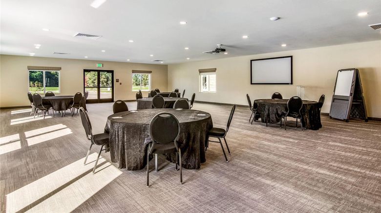 <b>Comfort Suites Brunswick Meeting</b>. Images powered by <a href="https://iceportal.shijigroup.com/" title="IcePortal" target="_blank">IcePortal</a>.