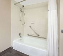 Baymont Inn & Suites Grand Rapids Room