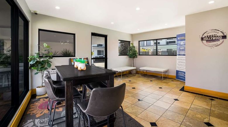 <b>Sunset West Hotel, SureStay Coll By BW Lobby</b>. Images powered by <a href="https://iceportal.shijigroup.com/" title="IcePortal" target="_blank">IcePortal</a>.