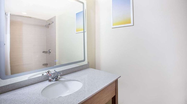 <b>Days Inn & Suites by Wyndham Kearney Room</b>. Images powered by <a href="https://iceportal.shijigroup.com/" title="IcePortal" target="_blank">IcePortal</a>.