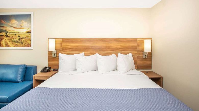 <b>Days Inn & Suites by Wyndham Kearney Room</b>. Images powered by <a href="https://iceportal.shijigroup.com/" title="IcePortal" target="_blank">IcePortal</a>.