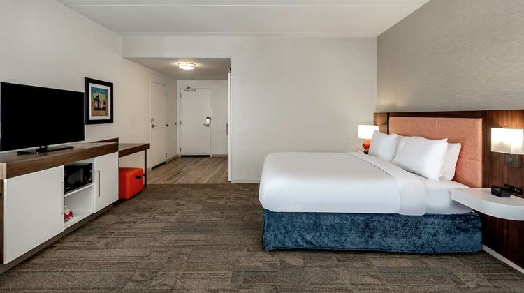 Hampton Inn Bayview Campus Room