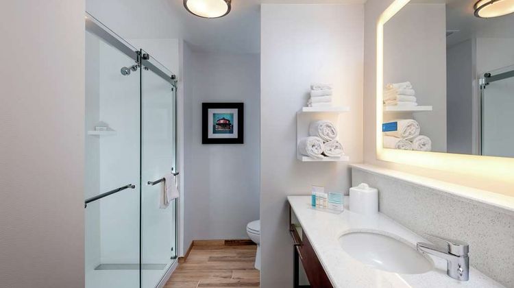 Hampton Inn Bayview Campus Room