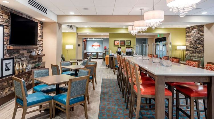 Hampton Inn Bayview Campus Lobby