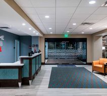 Hampton Inn Bayview Campus Lobby