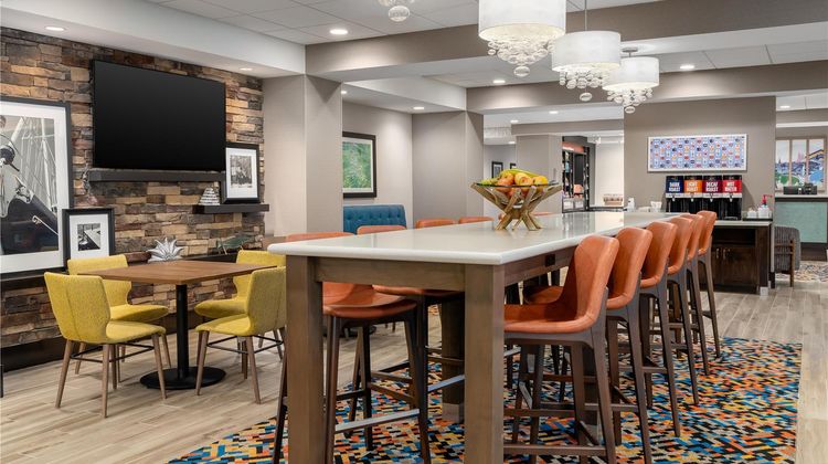 Hampton Inn Bayview Campus Lobby