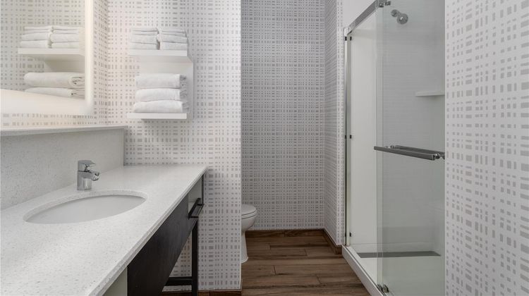 Hampton Inn Bayview Campus Room