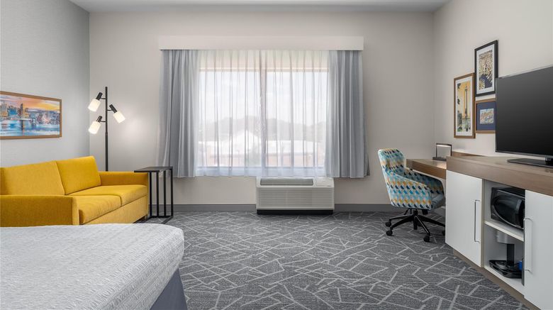 <b>Hampton Inn Bayview Campus Room</b>. Images powered by <a href="https://iceportal.shijigroup.com/" title="IcePortal" target="_blank">IcePortal</a>.