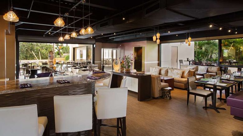 <b>Maui Coast Hotel Restaurant</b>. Images powered by <a href="https://iceportal.shijigroup.com/" title="IcePortal" target="_blank">IcePortal</a>.