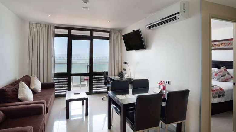 <b>Ramada Suites Wailoaloa Beach Room</b>. Images powered by <a href="https://iceportal.shijigroup.com/" title="IcePortal" target="_blank">IcePortal</a>.
