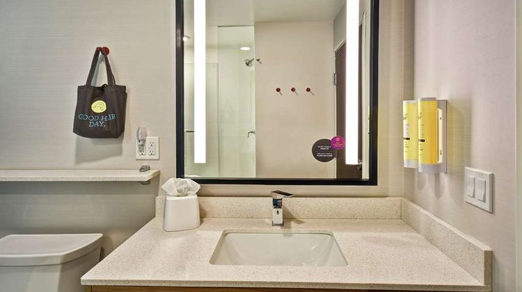 Tru by Hilton Fort Wayne Room