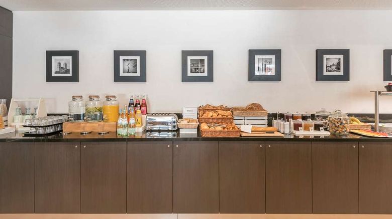 <b>Hilton Garden Inn Munich City West Restaurant</b>. Images powered by <a href="https://iceportal.shijigroup.com/" title="IcePortal" target="_blank">IcePortal</a>.