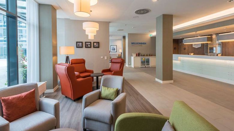 <b>Hampton by Hilton Munich City West Lobby</b>. Images powered by <a href="https://iceportal.shijigroup.com/" title="IcePortal" target="_blank">IcePortal</a>.