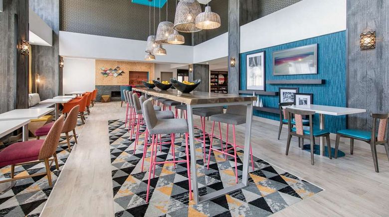<b>Hampton Inn & Suites Ruidoso Downs Lobby</b>. Images powered by <a href="https://iceportal.shijigroup.com/" title="IcePortal" target="_blank">IcePortal</a>.