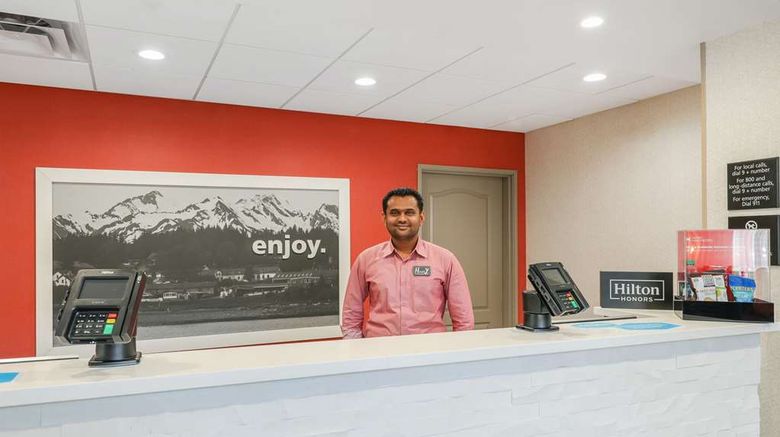 <b>Hampton Inn & Suites Ruidoso Downs Lobby</b>. Images powered by <a href="https://iceportal.shijigroup.com/" title="IcePortal" target="_blank">IcePortal</a>.