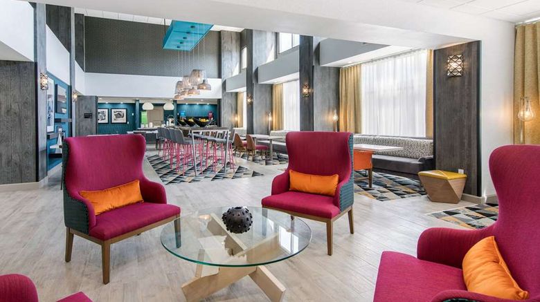 <b>Hampton Inn & Suites Ruidoso Downs Lobby</b>. Images powered by <a href="https://iceportal.shijigroup.com/" title="IcePortal" target="_blank">IcePortal</a>.