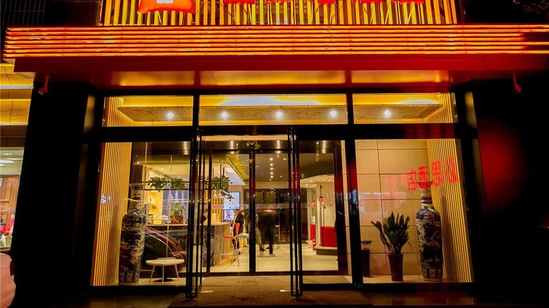 <b>Ibis Xi'an Lintong Huaqing Hot Hotel Exterior</b>. Images powered by <a href="https://iceportal.shijigroup.com/" title="IcePortal" target="_blank">IcePortal</a>.