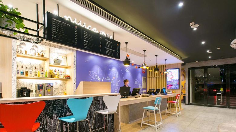 <b>Ibis Xi'an Lintong Huaqing Hot Hotel Exterior</b>. Images powered by <a href="https://iceportal.shijigroup.com/" title="IcePortal" target="_blank">IcePortal</a>.