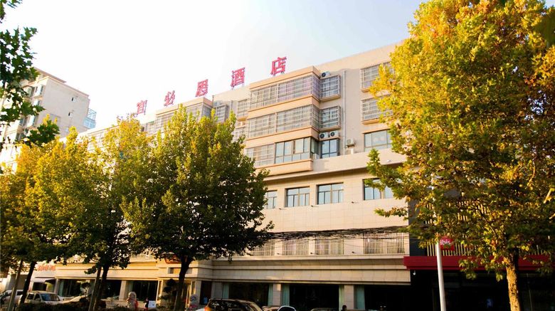 <b>Ibis Xi'an Lintong Huaqing Hot Hotel Exterior</b>. Images powered by <a href="https://iceportal.shijigroup.com/" title="IcePortal" target="_blank">IcePortal</a>.