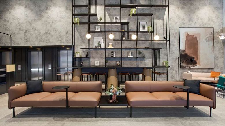 <b>Travelodge Melbourne Docklands Lobby</b>. Images powered by <a href="https://iceportal.shijigroup.com/" title="IcePortal" target="_blank">IcePortal</a>.