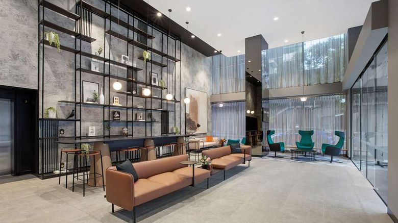 <b>Travelodge Melbourne Docklands Lobby</b>. Images powered by <a href="https://iceportal.shijigroup.com/" title="IcePortal" target="_blank">IcePortal</a>.