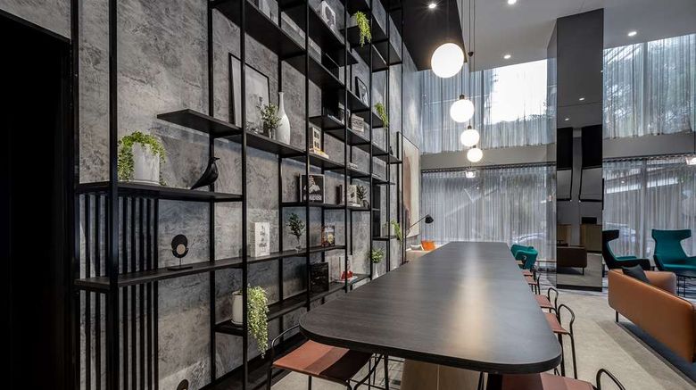 <b>Travelodge Melbourne Docklands Lobby</b>. Images powered by <a href="https://iceportal.shijigroup.com/" title="IcePortal" target="_blank">IcePortal</a>.