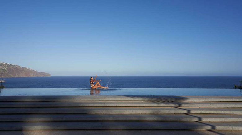 <b>Les Suites at the Cliff Bay Pool</b>. Images powered by <a href="https://iceportal.shijigroup.com/" title="IcePortal" target="_blank">IcePortal</a>.