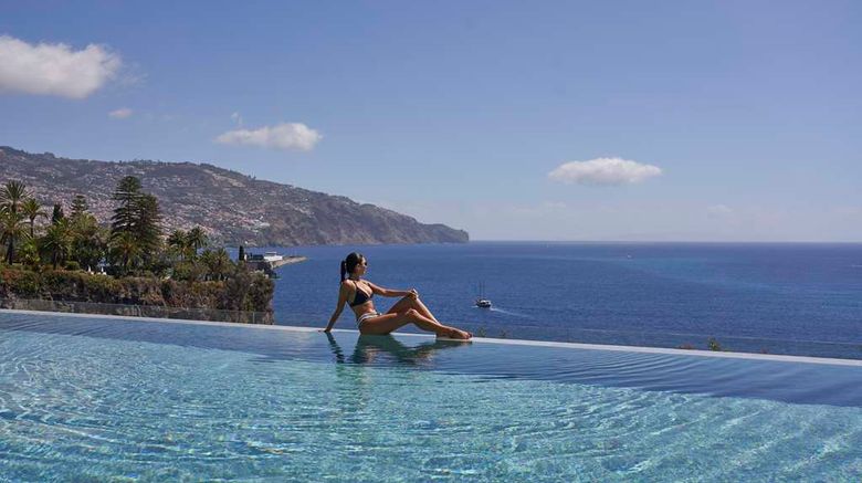 <b>Les Suites at the Cliff Bay Pool</b>. Images powered by <a href="https://iceportal.shijigroup.com/" title="IcePortal" target="_blank">IcePortal</a>.