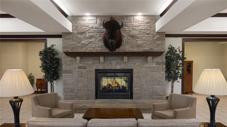 Crown Pointe Lodge, BW Signature Coll. Lobby