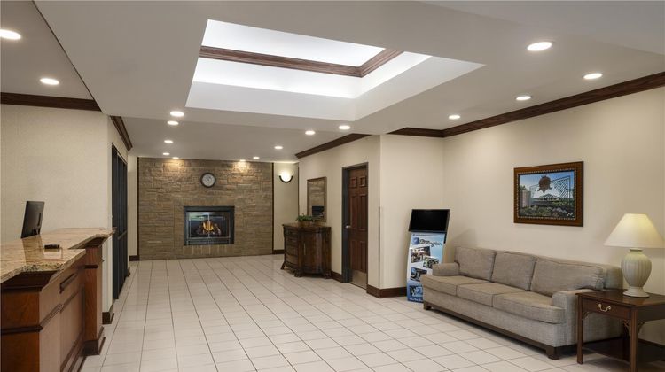 Crown Pointe Lodge, BW Signature Coll. Lobby