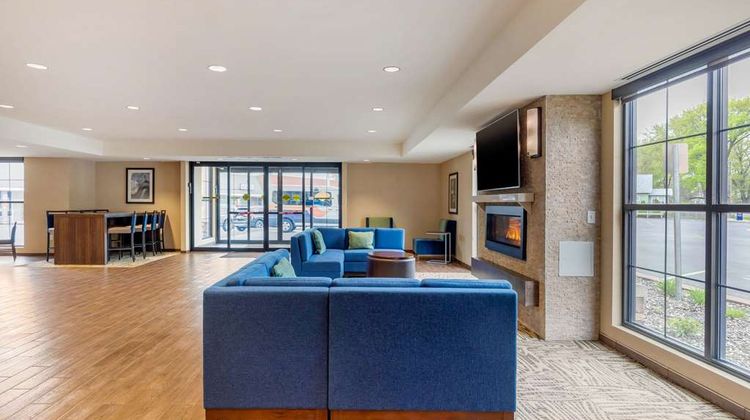 Comfort Inn & Suites Schenectady Lobby