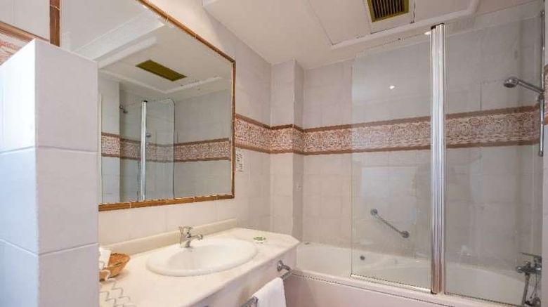 <b>Hotel Condesa de Chinchon Room</b>. Images powered by <a href="https://iceportal.shijigroup.com/" title="IcePortal" target="_blank">IcePortal</a>.