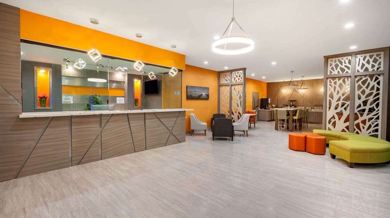 <b>Baymont by Wyndham Houston Hobby Airport Lobby</b>. Images powered by <a href="https://iceportal.shijigroup.com/" title="IcePortal" target="_blank">IcePortal</a>.