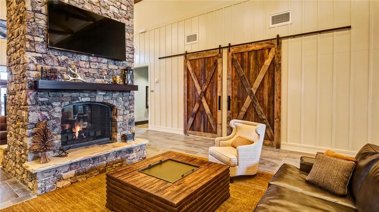 Black Fox Lodge Pigeon Forge, Tapestry Lobby