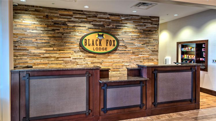 Black Fox Lodge Pigeon Forge, Tapestry Lobby