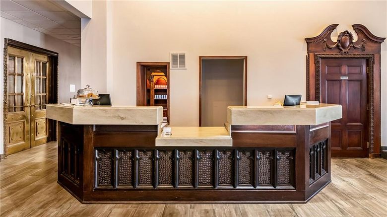 <b>Riverview Inn & Suites, an Ascend Hotel Lobby</b>. Images powered by <a href="https://iceportal.shijigroup.com/" title="IcePortal" target="_blank">IcePortal</a>.