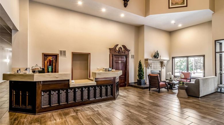 <b>Riverview Inn & Suites, an Ascend Hotel Lobby</b>. Images powered by <a href="https://iceportal.shijigroup.com/" title="IcePortal" target="_blank">IcePortal</a>.
