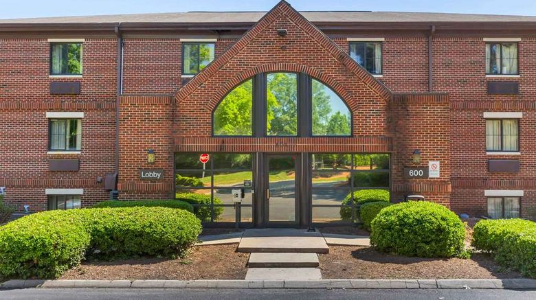 <b>Suburban Studios Cary RDU Airport Exterior</b>. Images powered by <a href="https://iceportal.shijigroup.com/" title="IcePortal" target="_blank">IcePortal</a>.