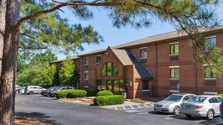 <b>Suburban Studios Cary RDU Airport Exterior</b>. Images powered by <a href="https://iceportal.shijigroup.com/" title="IcePortal" target="_blank">IcePortal</a>.