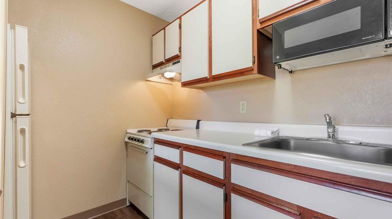<b>Extended Stay America Suites Rockford Room</b>. Images powered by <a href="https://iceportal.shijigroup.com/" title="IcePortal" target="_blank">IcePortal</a>.