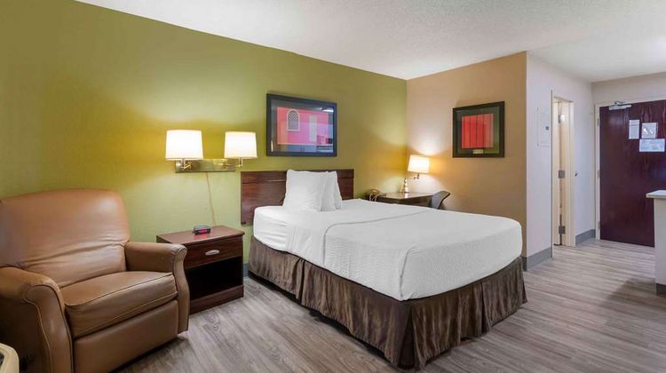 Extended Stay America Stes Overland Pk Q Room