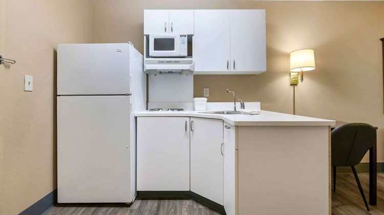 Extended Stay America Stes Overland Pk Q Room