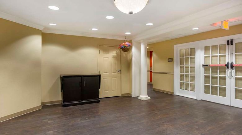 <b>Extended Stay America Stes Seattle Evere Lobby</b>. Images powered by <a href="https://iceportal.shijigroup.com/" title="IcePortal" target="_blank">IcePortal</a>.