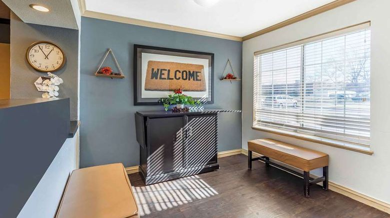 <b>Extended Stay America Stes Naperville E Lobby</b>. Images powered by <a href="https://iceportal.shijigroup.com/" title="IcePortal" target="_blank">IcePortal</a>.