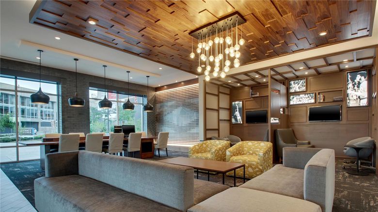 <b>Hyatt Place Milwaukee/Downtown Lobby</b>. Images powered by <a href="https://iceportal.shijigroup.com/" title="IcePortal" target="_blank">IcePortal</a>.
