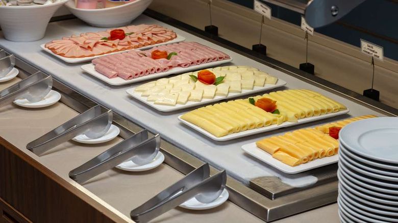<b>Hilton Garden Inn Itajai Restaurant</b>. Images powered by <a href="https://iceportal.shijigroup.com/" title="IcePortal" target="_blank">IcePortal</a>.