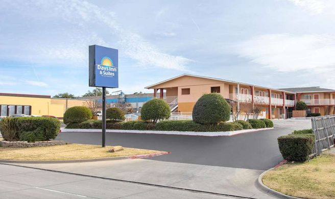 Days Inn & Suites Arlington Exterior