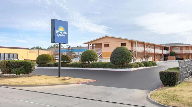 Days Inn & Suites Arlington Exterior